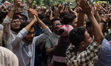 ‘বোতল বোতল’—স্লোগানে মুখর জবি শিক্ষার্থীরা (ভিডিওসহ)