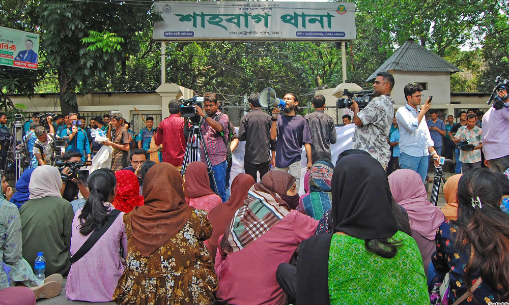 শাহবাগ থানা ঘেরাও করলেন ঢাবি শিক্ষার্থীরা (ভিডিওসহ)