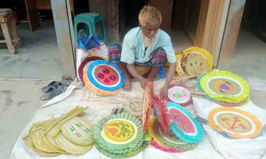 কাজিপুরে শতাধিক বাড়িতে তৈরি হচ্ছে হাতপাখা