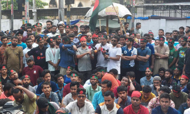 বোতলকাণ্ডে আটক শিক্ষার্থীর কিছু হলে ডিবি অফিস ঘেরাও