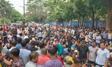 ইশরাক হোসেনকে মেয়র পদে বসানোর দাবিতে নগর ভবনের সামনে বিক্ষোভ