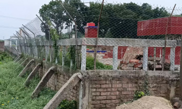 নদীর জায়গা দখল করে আছে আ. লীগ নেতার পরিবার