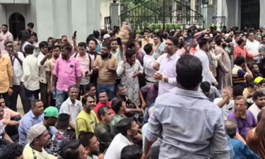 ইশরাককে দায়িত্ব হস্তান্তরের দাবিতে চতুর্থ দিনের মতো বিক্ষোভ