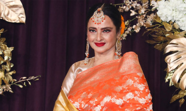 সম্মতি ছাড়াই রেখার ঠোঁটে চুমু, রেগে আগুন অভিনেত্রী