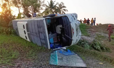 সাতক্ষীরায় ৩৫ সাংবাদিক নিয়ে বাস খাদে