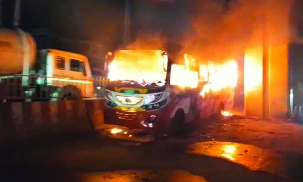 আশুলিয়ায় দাঁড়িয়ে থাকা বাসে আগুন