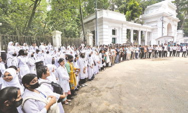 দাবি আদায়ে হাইকোর্টের সামনে পলিটেকনিক শিক্ষার্থীদের বিক্ষোভ