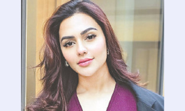 চিত্রনায়িকা নুসরাত ফারিয়া বিমানবন্দর থেকে গ্রেপ্তার
