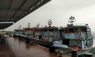 বৈরী আবহাওয়া : দৌলতদিয়া-পাটুরিয়া নৌরুটে লঞ্চ চলাচল বন্ধ