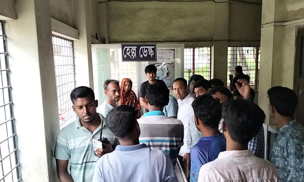 বালুবাহী ডাম্প ট্রাকের ধাক্কায় ২ বন্ধুর মৃত্যু