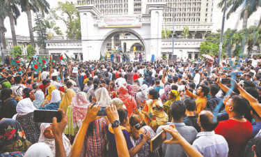 নগর ভবন ব্লকেড ইশরাক সমর্থকদের, আজও অবস্থান