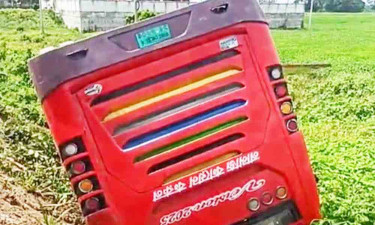 ভাঙ্গায় নিয়ন্ত্রণ হারিয়ে যাত্রাবাহী বাস খাদে পড়ে আহত অন্তত ১০