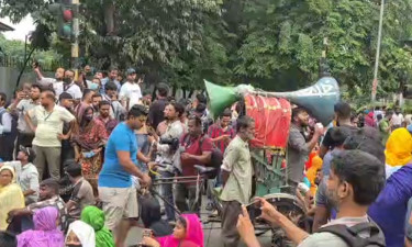 সরাসরি : বকেয়া বেতনের দাবিতে পোশাক শ্রমিকদের ‘মার্চ টু যমুনা’