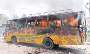 গোপালগঞ্জে বাসের ধাক্কায় নিহত ১, বাসে বিক্ষুব্ধ জনতার আগুন