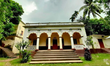 ঘুরে আসতে পারেন ২৫০ বছরের পুরনো রূপসা জমিদার বাড়ি