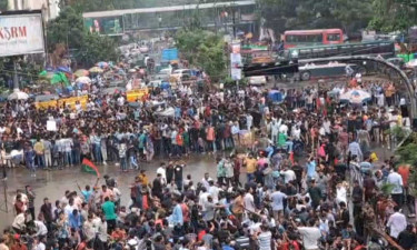 বৃষ্টি উপেক্ষা করে শাহবাগ ‘অবরোধ’ করল ছাত্রদল