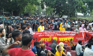 কাকরাইলে পুলিশের বাধার মুখে পোশাকশ্রমিকরা