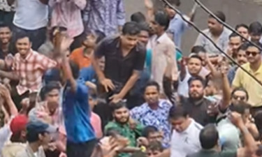 বৃষ্টিতে ভিজে ছাত্রদলের শাহবাগ ব্লকেড