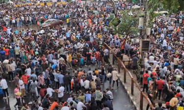 সরাসরি : ছাত্রদলের স্লোগানে উত্তাল শাহবাগ
