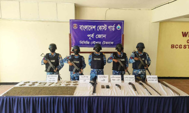 টেকনাফে অস্ত্রসহ গোলা জব্দ