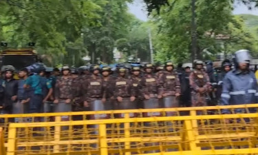 পুলিশের ব্যারিকেড, কাকরাইল মোড়ে বসে পড়লেন শ্রমিকরা