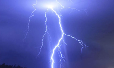 বজ্রাঘাতে ছেলের মৃত্যু, বাবা আহত
