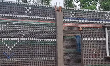 ফেলে দেওয়া প্লাস্টিক বোতল দিয়েই তৈরি করেছেন স্বপ্নের বাড়ি
