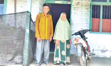 হজে যাচ্ছেন শতবর্ষী দম্পতি