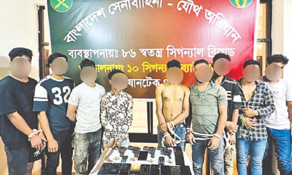 মাটিকাটায় সেনাবাহিনীর অভিযানে অস্ত্রসহ গ্রেপ্তার ১০