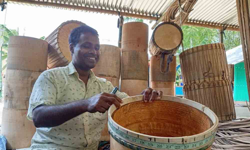 দলিত সুনীলের সংসার চলে আমগাছের ‘মতুয়া ডঙ্কা’ বানিয়ে