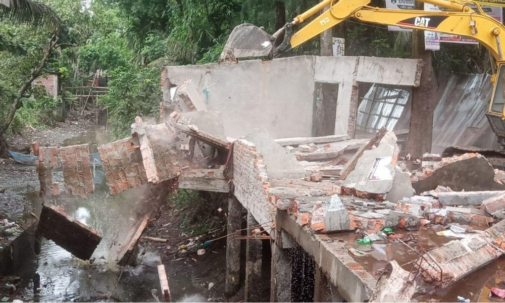লক্ষ্মীপুরে খাল থেকে অবৈধ স্থাপনা উচ্ছেদ