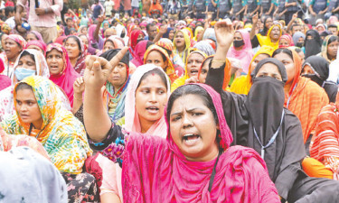 পুলিশের বাধা, কাকরাইলে সড়ক অবরোধ পোশাক শ্রমিকদের