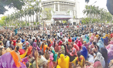 নগর ভবনের সামনে বিক্ষোভ, ইশরাককে শপথ পড়াতে আলটিমেটাম