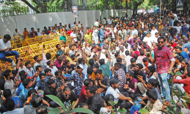 দাবি আদায়ে রাজপথে জনস্রোত, বিপর্যস্ত অর্থনীতি