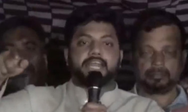 যমুনার সামনে কথা বলছেন ইশরাক হোসেন
