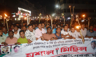 নির্বাচনের দাবিতে যশোরে স্বেচ্ছাসেবক দলের মশাল মিছিল