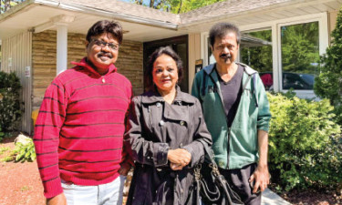 কানাডায় সাক্ষাৎ হলো তাঁদের