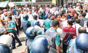 পুলিশের বাধার মুখে শিক্ষকরা বললেন, ‘দয়া করে মারবেন না’