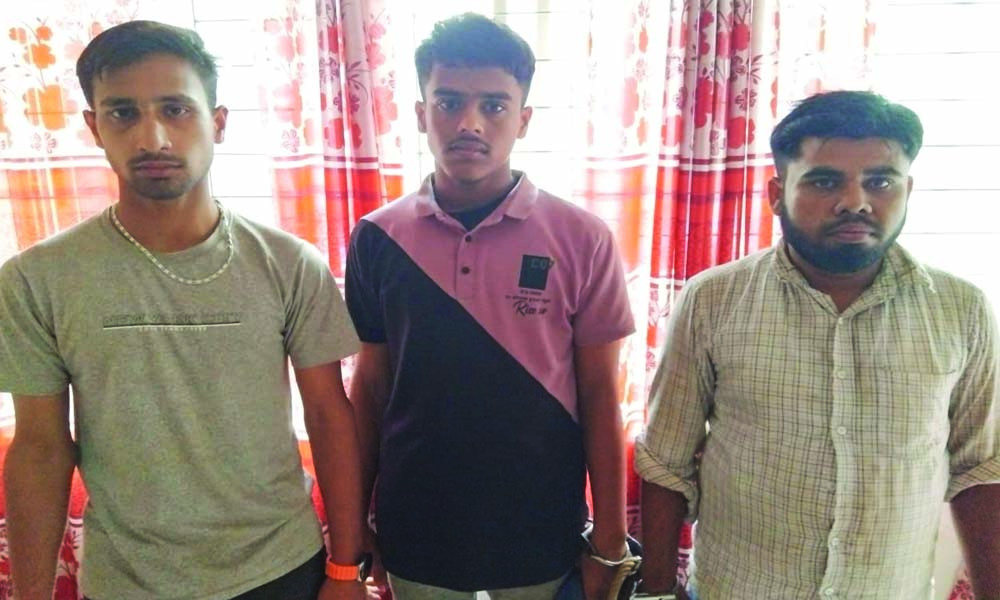 অবৈধভাবে ভারত থেকে দেশে আসার সময় তিন যুবক আটক