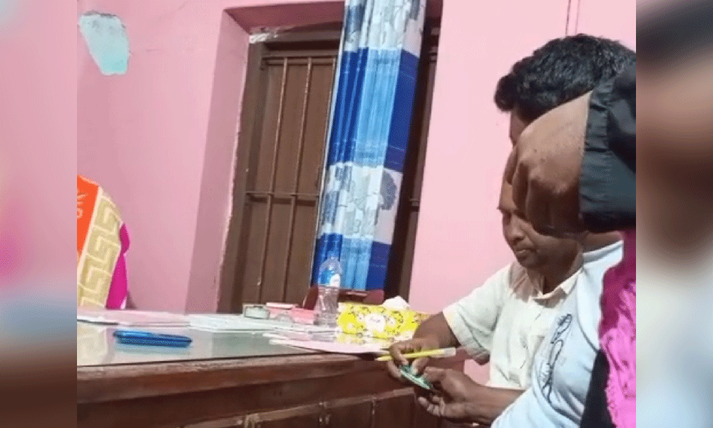 সরিষাবাড়ীতে ভিজিডি চাল বিতরণে টাকা নেওয়ার অভিযোগ