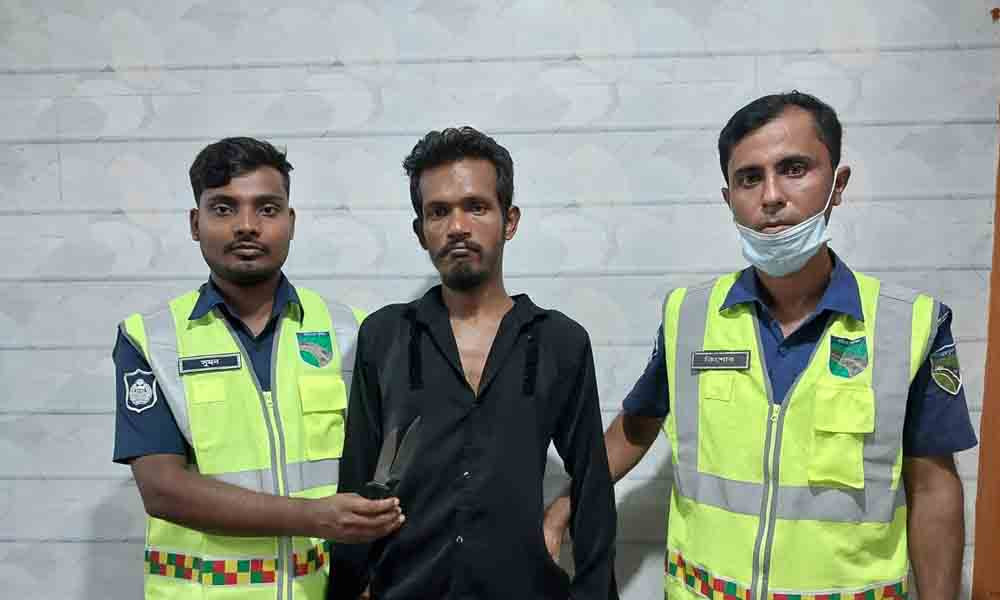 দাউদকান্দিতে দেশীয় অস্ত্রসহ ছিনতাইকারী আটক