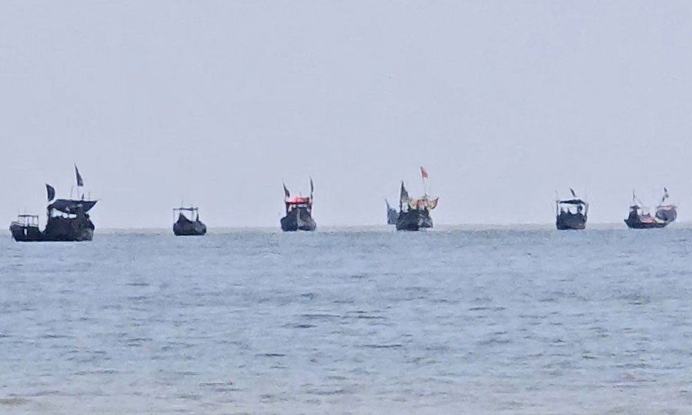 কাগজেই নিষেধাজ্ঞা বাস্তবায়ন, সমুদ্রে উল্টো চিত্র
