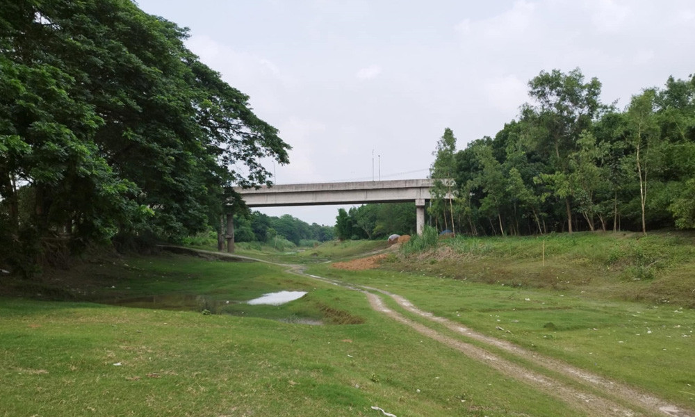 নাব্য সংকটে বারিন্দা নদী এখন মেঠো পথ