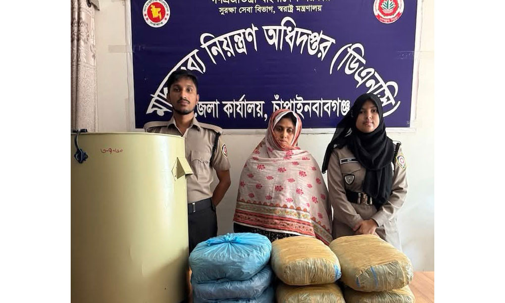 গাঁজাসহ স্ত্রী আটক, পালালেন স্বামী
