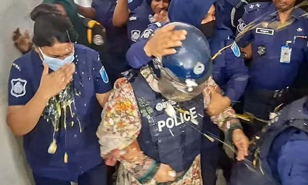 মমতাজকে ছুড়ে মারা ডিম পুলিশের গায়ে, সামাজিক যোগাযোগ মাধ্যমে চর্চা