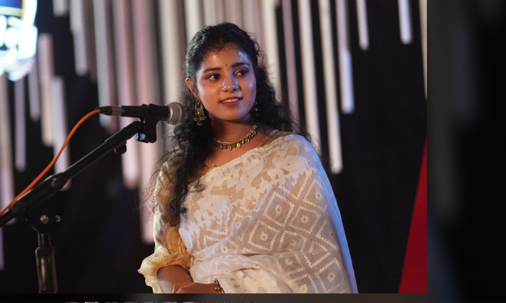 তৃষার এই অজানা পথে পা ফেলে