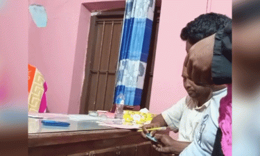 সরিষাবাড়ীতে ভিজিডি চাল বিতরণে টাকা নেওয়ার অভিযোগ
