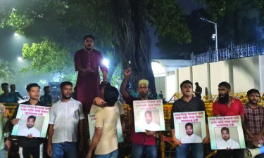 মধ্যরাতে বৃষ্টিতে ভিজেও যমুনার সামনে চলছে আন্দোলন