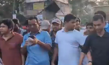 শাহবাগে কথা বলছেন ছাত্রদল সভাপতি