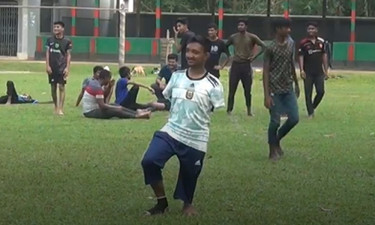 হাত নেই, পা দিয়ে লিখেই সফল মানিক